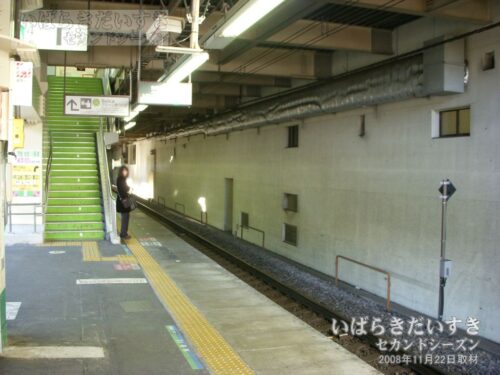 松戸駅 駅ホーム 上り上野方面を望む（2008年撮影）