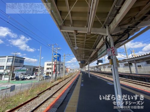 龍ケ崎市駅 駅ホームから土浦方面を望む（2020年撮影）