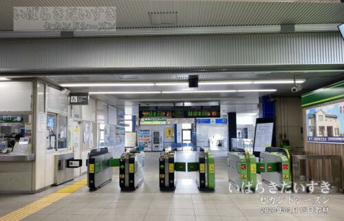 龍ケ崎市駅 改札外から駅構内を望む（2020年撮影）