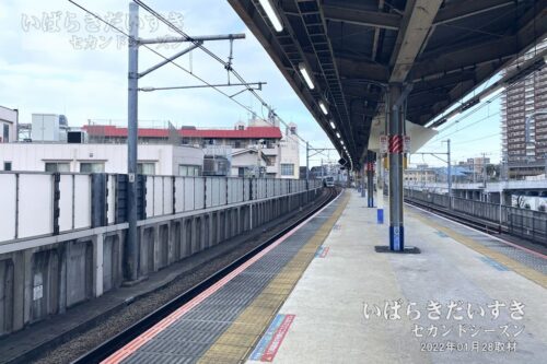 南千住駅 駅ホームから下り取手方面を望む（2022年撮影）