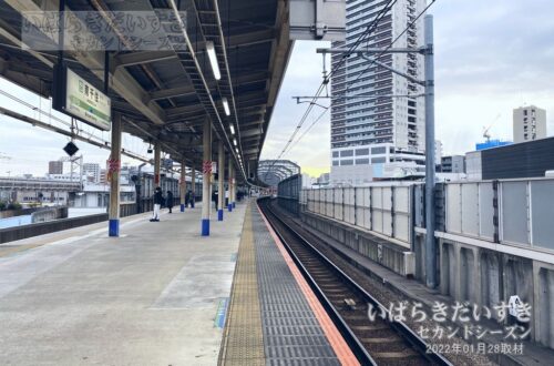 南千住駅 駅ホームから上り上野方面を望む（2022年撮影）