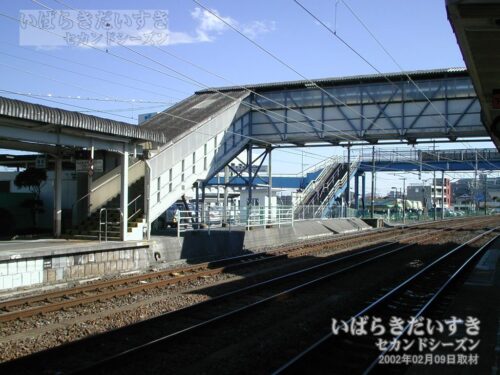 勿来駅 駅ホームから弧線橋を望む（2002年撮影）