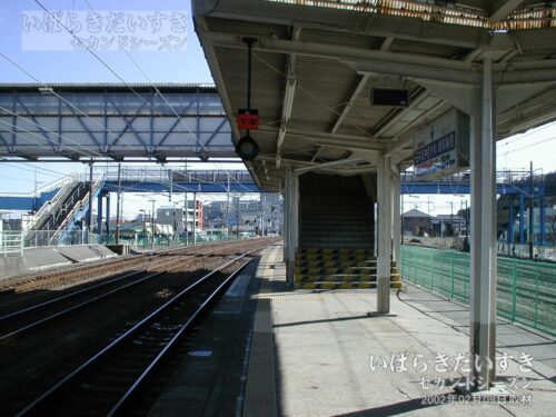 勿来駅 駅ホームから弧線橋を望む（2002年撮影）