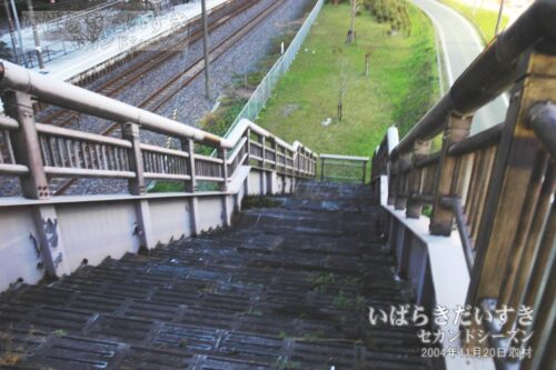 階段は偕楽園駅下りホームの反対側につながる。（2004年撮影）