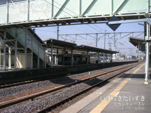 岩瀬駅 2番線ホームから駅舎を望む（2005年撮影）
