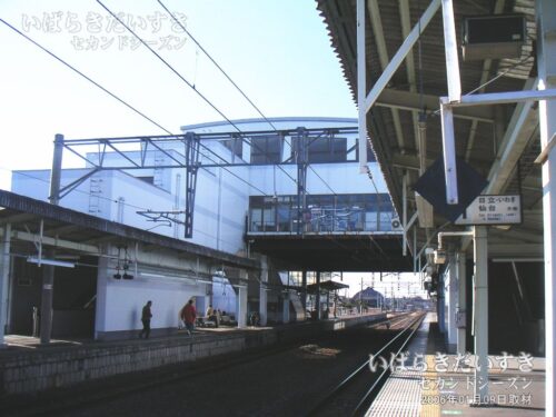 東海駅 駅ホームから水戸方面を望む（2006年撮影）