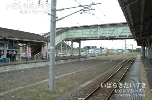 石岡駅 島式ホームから土浦方面、鉾田線ホーム、弧線橋を望む（2006年撮影）