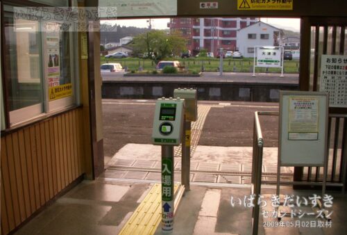 大津港駅 駅舎内から改札を望む（2009年）
