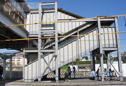石岡駅 駅舎更新中の仮弧線橋（2014年撮影）