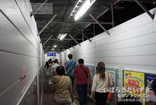 石岡駅 駅舎更新中の仮弧線橋を渡る（2014年撮影）