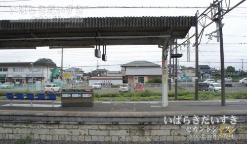 神立駅 下りホームから駅東口側を望む（2015年撮影）