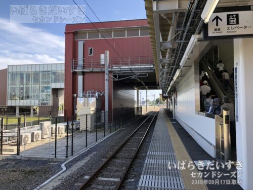 石岡駅 駅ホームから土浦方面と新駅舎を望む（2017年撮影）