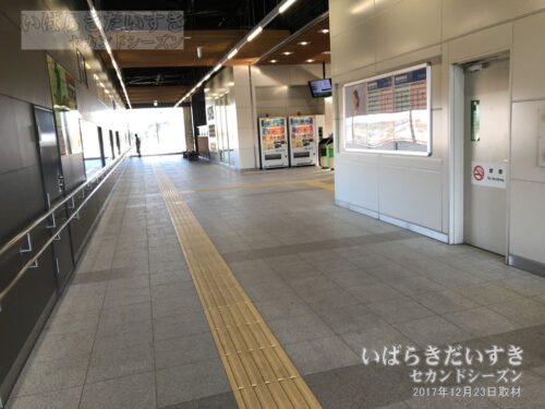 岩間駅 自由通路 東口方面（2017年）