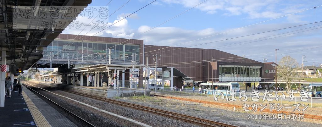 石岡駅 駅ホームから新駅舎【西口】方面を望む（2019年撮影）