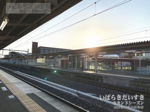 大甕駅 駅ホームから水戸方面を望む（2020年撮影）