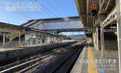 常陸多賀駅 駅ホームから水戸方面を望む（2020年撮影）