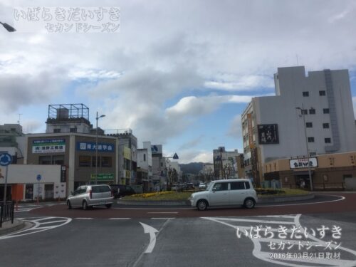 常陸多賀駅駅前からまっすぐ伸びる県道は国道6号につながる。（2016年撮影）