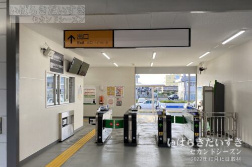 佐和駅 仮駅舎 構内から自動改札を望む（2022年撮影）