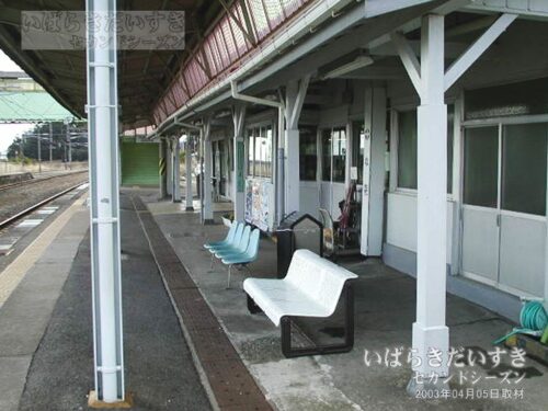 富岡駅 ホームから駅舎改札を望む（2003年撮影）