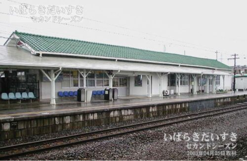 四ツ倉駅 駅ホームから駅舎を望む。（2003年撮影）
