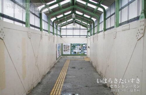 四ツ倉駅 跨線橋の通路（2003年撮影）