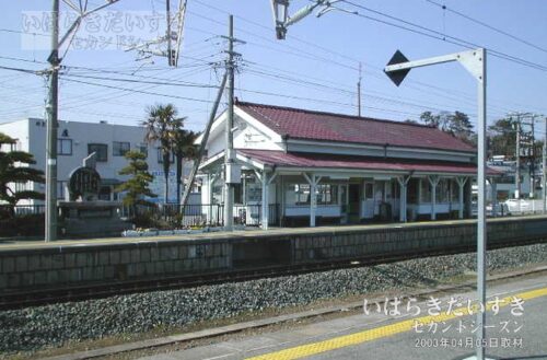 広野駅 島式ホームから駅舎方面を望む（2003年撮影）
