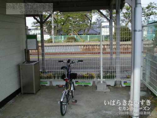 木戸駅 駅舎横 喫煙スペース（2003年撮影）
