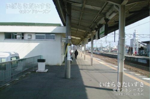 浪江駅 駅ホームから駅舎、改札方面を望む（2004年撮影）