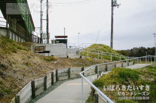 桃内駅 駅舎へスロープによるアプローチ（2004年撮影）