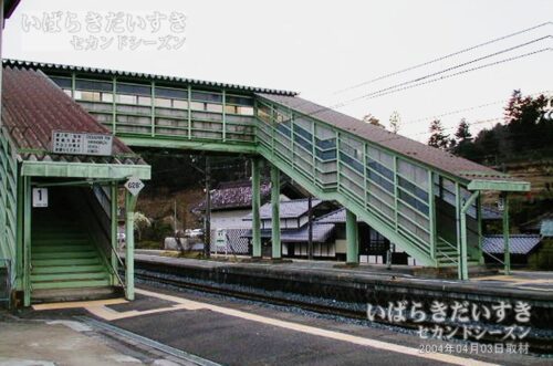 桃内駅 片側ホームから跨線橋を望む（2004年撮影）