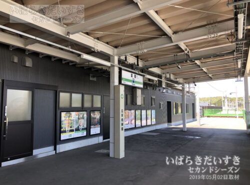 富岡駅 ホームから駅舎を望む（2019年撮影）