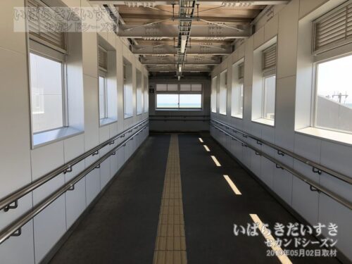 富岡駅 跨線橋通路を望む（2019年撮影）