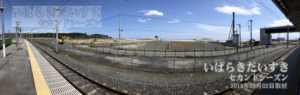 富岡駅 駅ホームから海側の平地全体を望む（2019年撮影）