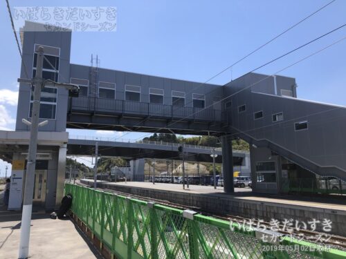 富岡駅 島式ホームから跨線橋を見上げる（2019年撮影）