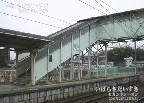 岩瀬駅 駅ホームから弧線橋を望む（2003年撮影）