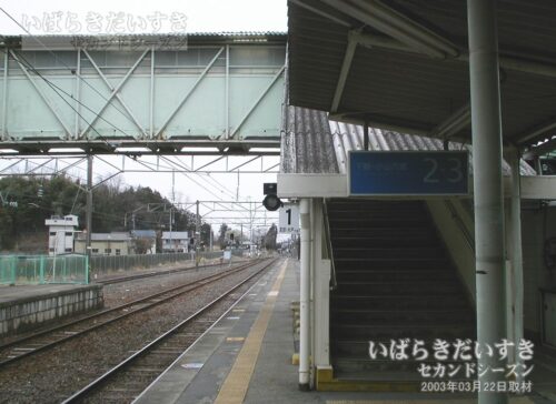 岩瀬駅 駅ホームから弧線橋を望む（2003年撮影）