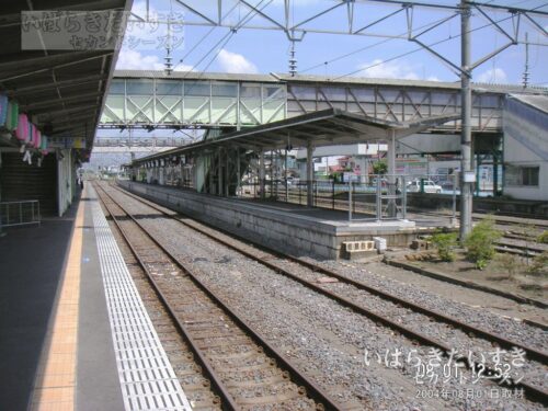 下館駅 駅ホームから水戸方向を望む（2004年撮影）