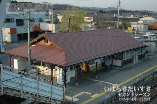 跨線橋から稲田駅 旧駅舎を望む（2005年撮影）