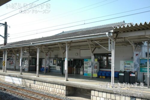 笠間駅 島式ホームから駅舎改札を望む（2005年撮影）