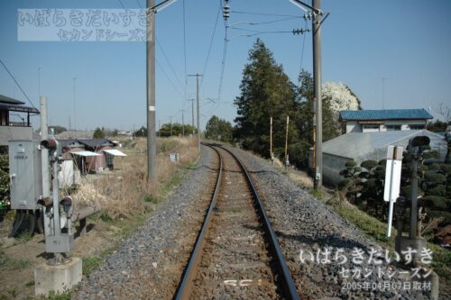宍戸駅前の踏切から水戸方面を望む（2005年撮影）