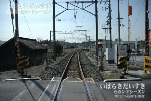 宍戸駅前の踏切から小山方面を望む（2005年撮影）