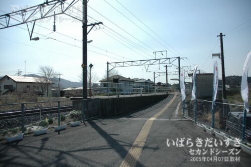 宍戸駅 駅構内から片側ホームを望む（2005年撮影）