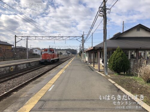 新治駅 駅ホームから小山方面を望む（2019年撮影）
