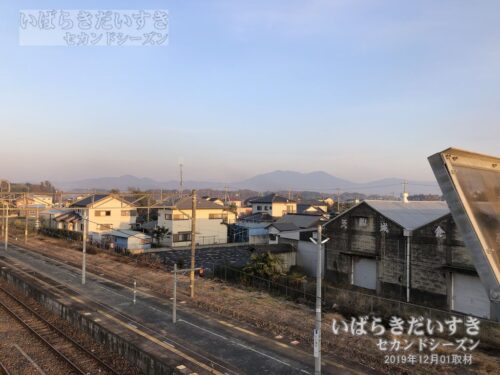 新治駅 跨線橋から筑波連峰を望む（2019年撮影）
