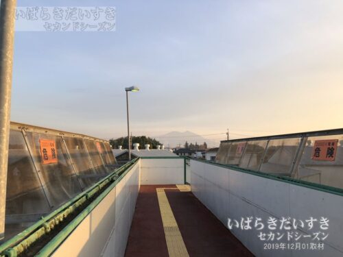 新治駅 跨線橋から筑波山を望む（2019年撮影）