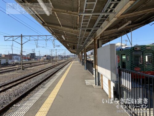 下館駅 駅ホームから小山方向を望む（2020年撮影）