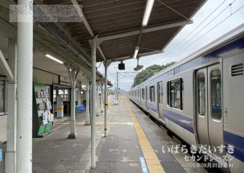 岩瀬駅 駅ホームから水戸方面を望む（2020年撮影）