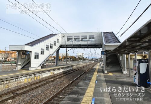 川島駅 片側ホームから下り下館方面、跨線橋を望む（2022年撮影）
