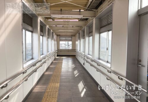 川島駅 跨線橋の通路を望む（2022年撮影）