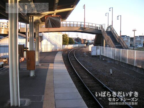 常陸太田駅 ホームから南方水戸方向を望む（2004年撮影）